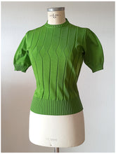 Laden Sie das Bild in den Galerie-Viewer, 1960s - FAMOS, Spain - Fabulous Green Knit Jumper . Sz M
