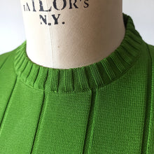 Laden Sie das Bild in den Galerie-Viewer, 1960s - FAMOS, Spain - Fabulous Green Knit Jumper . Sz M
