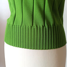 Laden Sie das Bild in den Galerie-Viewer, 1960s - FAMOS, Spain - Fabulous Green Knit Jumper . Sz M
