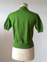 Laden Sie das Bild in den Galerie-Viewer, 1960s - FAMOS, Spain - Fabulous Green Knit Jumper . Sz M
