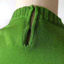 Laden Sie das Bild in den Galerie-Viewer, 1960s - FAMOS, Spain - Fabulous Green Knit Jumper . Sz M
