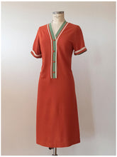 Laden Sie das Bild in den Galerie-Viewer, 1960s - LAMINETTE, France - Lovely Tile Knit Dress - Sz 44
