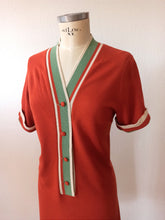 Laden Sie das Bild in den Galerie-Viewer, 1960s - LAMINETTE, France - Lovely Tile Knit Dress - Sz 44

