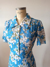 Cargar imagen en el visor de la galería, 1960s - Gorgeous Blue Floral Dress - W31 (80cm)
