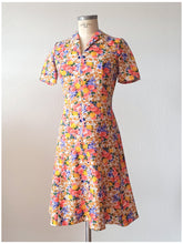 Laden Sie das Bild in den Galerie-Viewer, 1960s - Lovely Colorful Floral Dress - W31 (80cm)

