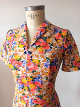 Laden Sie das Bild in den Galerie-Viewer, 1960s - Lovely Colorful Floral Dress - W31 (80cm)
