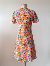 Laden Sie das Bild in den Galerie-Viewer, 1960s - Lovely Colorful Floral Dress - W31 (80cm)
