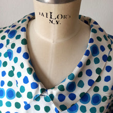 Cargar imagen en el visor de la galería, 1960s - Gorgeous Abstract Satin Blouse Jacket
