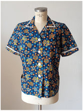 Load image into Gallery viewer, 1960s 1970s - Adorable Floral Cotton Pockets Blouse
