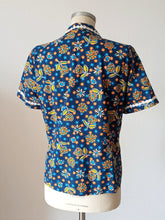 Load image into Gallery viewer, 1960s 1970s - Adorable Floral Cotton Pockets Blouse
