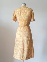 Laden Sie das Bild in den Galerie-Viewer, 1960s - Gorgeous Colors Rayon Dress - W31 (80cm)
