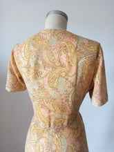 Laden Sie das Bild in den Galerie-Viewer, 1960s - Gorgeous Colors Rayon Dress - W31 (80cm)
