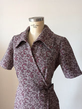 Laden Sie das Bild in den Galerie-Viewer, 1960s 1970s - Elegant Antique Pink Textured Dress - W31 (80cm)
