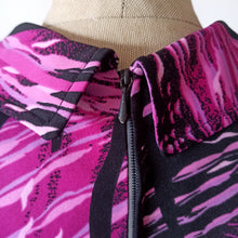 Laden Sie das Bild in den Galerie-Viewer, 1970s - Stunning Colors Dress - W39 (100cm)
