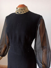 Laden Sie das Bild in den Galerie-Viewer, 1960s - Stunning Black Rayon Crepe Gold Dress - W29 (74cm)
