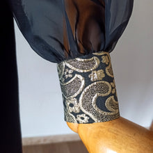 Laden Sie das Bild in den Galerie-Viewer, 1960s - Stunning Black Rayon Crepe Gold Dress - W29 (74cm)
