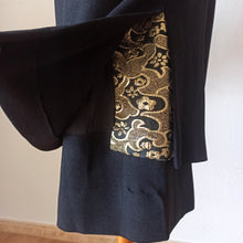 Laden Sie das Bild in den Galerie-Viewer, 1960s - Stunning Black Rayon Crepe Gold Dress - W29 (74cm)
