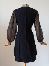 Laden Sie das Bild in den Galerie-Viewer, 1960s - Stunning Black Rayon Crepe Gold Dress - W29 (74cm)
