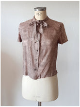 Cargar imagen en el visor de la galería, 1960s - Sophie Grandval, France - Exquisite Silk Blouse
