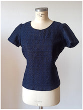 Laden Sie das Bild in den Galerie-Viewer, 1960s - Nice Blue Black Textured Lurex Blouse - Sz 44
