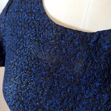 Laden Sie das Bild in den Galerie-Viewer, 1960s - Nice Blue Black Textured Lurex Blouse - Sz 44

