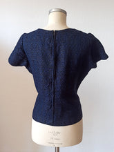 Laden Sie das Bild in den Galerie-Viewer, 1960s - Nice Blue Black Textured Lurex Blouse - Sz 44
