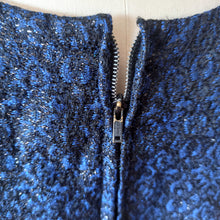 Laden Sie das Bild in den Galerie-Viewer, 1960s - Nice Blue Black Textured Lurex Blouse - Sz 44
