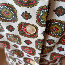 Laden Sie das Bild in den Galerie-Viewer, 1960s - Cute Printed Nylon Home Dress - Sz 44
