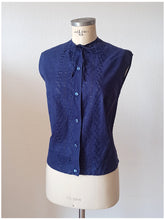 Cargar imagen en el visor de la galería, 1960s - ANANN, Austria - Adorable Blue Cotton Blouse - Sz 44
