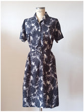 Laden Sie das Bild in den Galerie-Viewer, 1960s - French Unworn Cotton Dress - Sz 48
