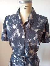 Laden Sie das Bild in den Galerie-Viewer, 1960s - French Unworn Cotton Dress - Sz 48

