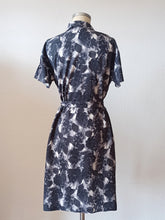 Laden Sie das Bild in den Galerie-Viewer, 1960s - French Unworn Cotton Dress - Sz 48
