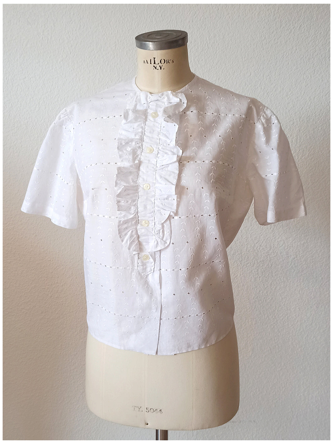 1960s - Adorable White Embroidered Cotton Blouse