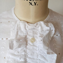 Cargar imagen en el visor de la galería, 1960s - Adorable White Embroidered Cotton Blouse
