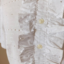 Cargar imagen en el visor de la galería, 1960s - Adorable White Embroidered Cotton Blouse
