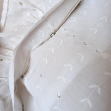 Cargar imagen en el visor de la galería, 1960s - Adorable White Embroidered Cotton Blouse
