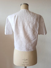 Cargar imagen en el visor de la galería, 1960s - Adorable White Embroidered Cotton Blouse
