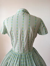 Cargar imagen en el visor de la galería, 1950s 1960s - Adorable Green Vichy Floral Dress - W29 (74cm)
