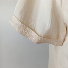 Cargar imagen en el visor de la galería, 1950s - WOCO BADEN-BADEN, Germany - Pure Silk Ivory Blouse - Sz 44
