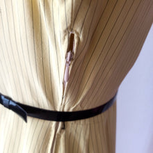 Cargar imagen en el visor de la galería, 1950s - Gorgeous Lemon Butter Striped Rayon Dress - W27 (68cm)
