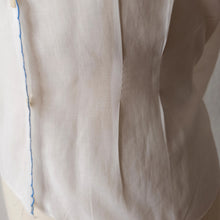 Cargar imagen en el visor de la galería, 1950s - Exquisite Hand Embroidered Leaves Blouse - W34 (86cm)
