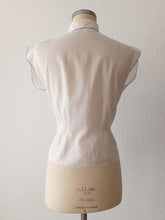 Cargar imagen en el visor de la galería, 1950s - Exquisite Hand Embroidered Leaves Blouse - W34 (86cm)
