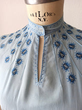 Charger l&#39;image dans la galerie, 1950s - Cute Blue Embroidered Cotton Blouse - W33 (84cm)
