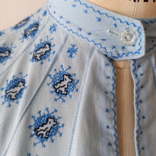 Charger l&#39;image dans la galerie, 1950s - Cute Blue Embroidered Cotton Blouse - W33 (84cm)
