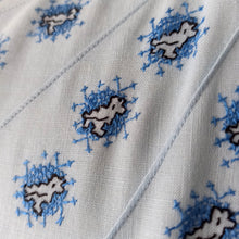 Charger l&#39;image dans la galerie, 1950s - Cute Blue Embroidered Cotton Blouse - W33 (84cm)
