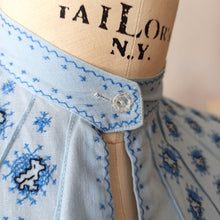 Charger l&#39;image dans la galerie, 1950s - Cute Blue Embroidered Cotton Blouse - W33 (84cm)
