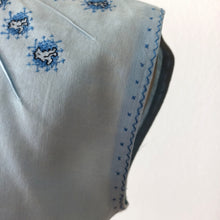 Charger l&#39;image dans la galerie, 1950s - Cute Blue Embroidered Cotton Blouse - W33 (84cm)
