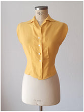 Laden Sie das Bild in den Galerie-Viewer, 1950s - Gorgeous Corn Rayon Blouse - W29 (74cm)

