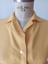 Laden Sie das Bild in den Galerie-Viewer, 1950s - Gorgeous Corn Rayon Blouse - W29 (74cm)

