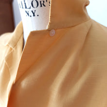 Laden Sie das Bild in den Galerie-Viewer, 1950s - Gorgeous Corn Rayon Blouse - W29 (74cm)
